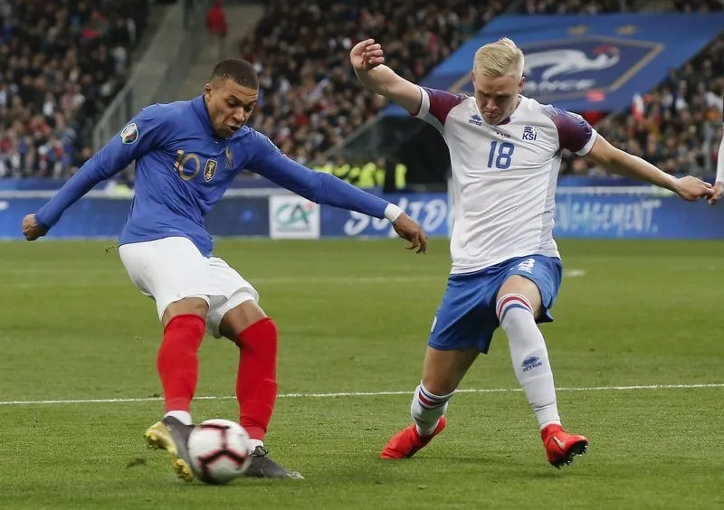 Kylian Mbappe (trái) tỏa sáng giúp tuyển Pháp thắng vang dội. Ảnh: Getty Images