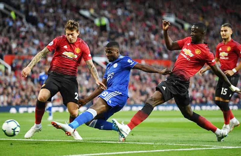 Các trung vệ Eric Bailly và đặc biệt Victor Lindelof (trái) đã xuất sắc trở lại dưới quyền HLV Ole Gunnar Solskjaer. Ảnh: Getty Images 