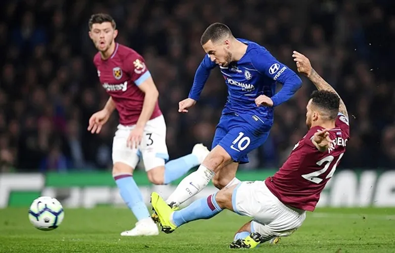 Eden Hazard tỏa sáng để đưa Chelsea lên hạng 3 Premier League. Ảnh: Getty Images