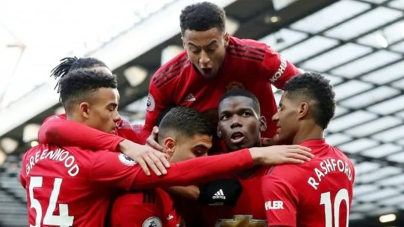 Paul Pogba và các đồng đội tận hưởng chiến thắng may mắn. Ảnh: Getty Images