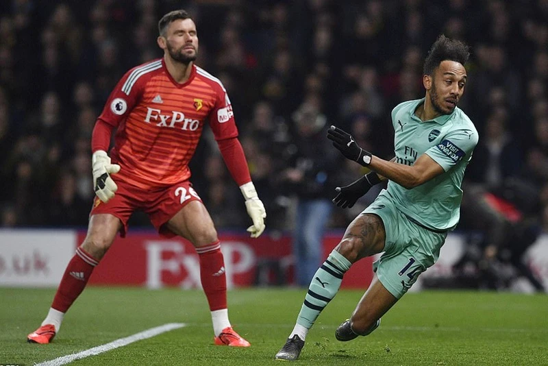 Thủ thành Ben Foster thất vọng khi biếu không bàn thắng cho Pierre-Emerick Aubameyang. Ảnh: Getty Images 