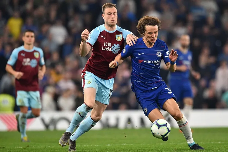 Chelsea (phải) đã bỏ lỡ cơ hội tốt trong cuộc đua giành vé dự Champions League. Ảnh: Getty Images