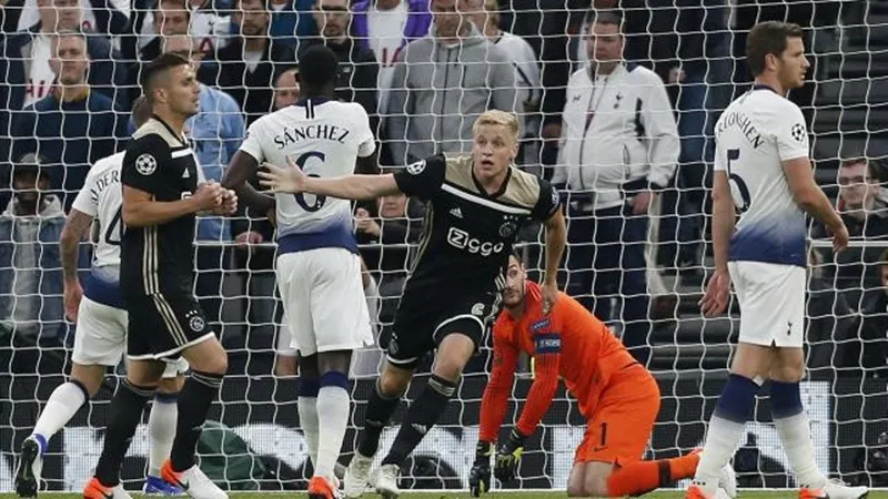 Donny van de Beek giúp Ajax tạo lợi thế lớn. Ảnh: Getty Images