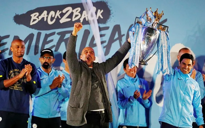 HLV Pep Guardiola mừng chiến công trước người hâm mộ Man.City. Ảnh: Daily Mail