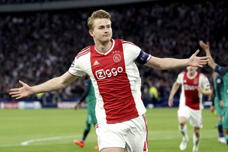 Louis van Gaal tin rằng Matthijs de Ligt sẽ thất bại nếu đến Man.United. Ảnh: Getty Images