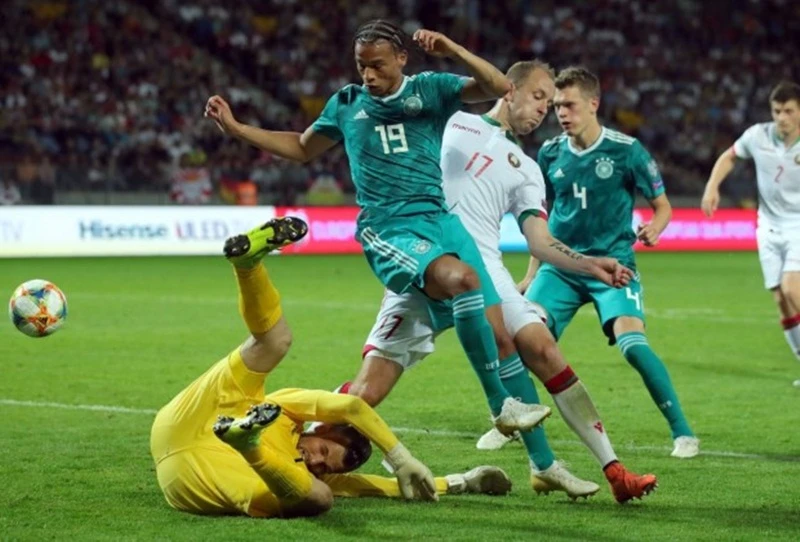 Leroy Sane (19) trong diện mạo mới đã tỏa sáng giúp tuyển Đức chiến thắng. Ảnh: Getty Images