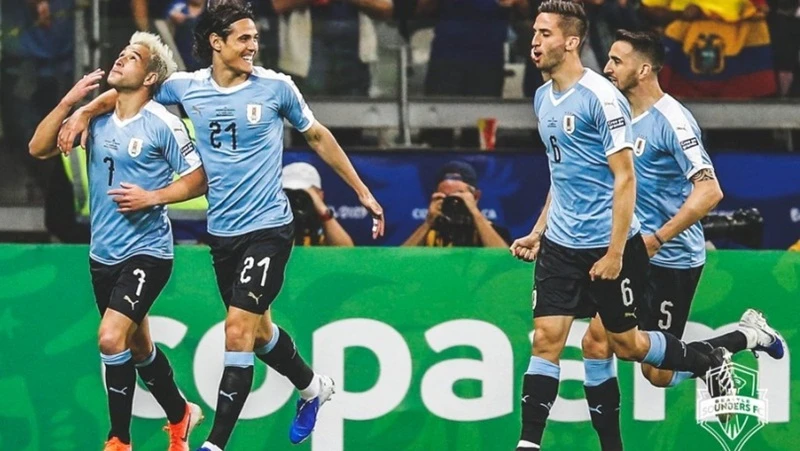 Nicolas Lodeiro và Edinson Cavani mừng bàn mở tỷ số.