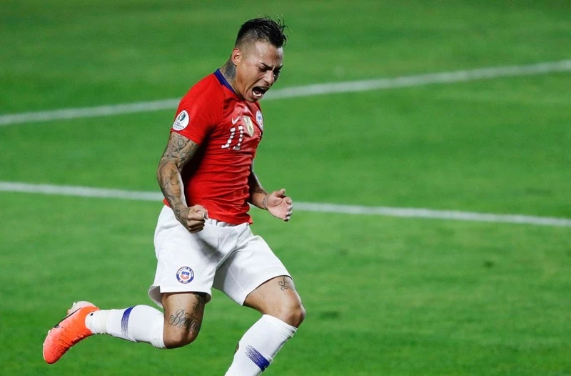 Eduardo Vargas tỏa sáng với cú đúp giúp đương kim vô địch khởi đầu thành công. Ảnh: AP