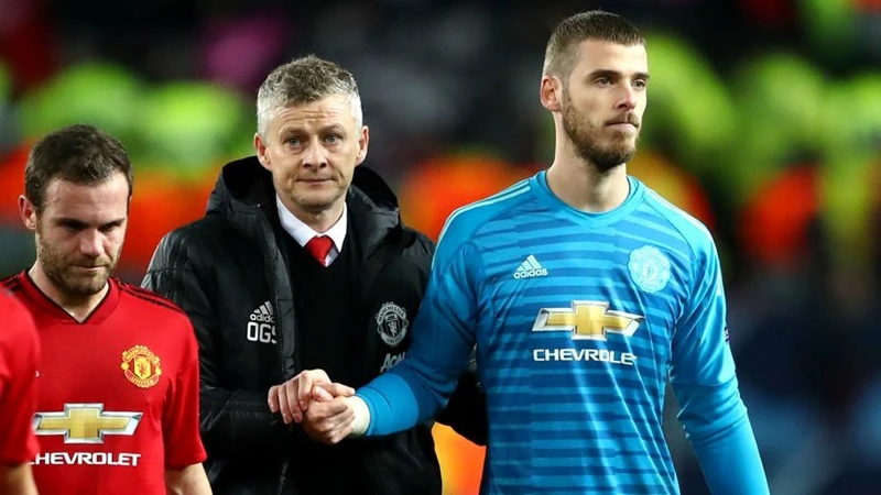 HLV Ole Gunnar Solskjaer luôn ưu tiên thủ thành David de Gea là vị trí cần giữ bằng mọi giá. Ảnh: Getty Images