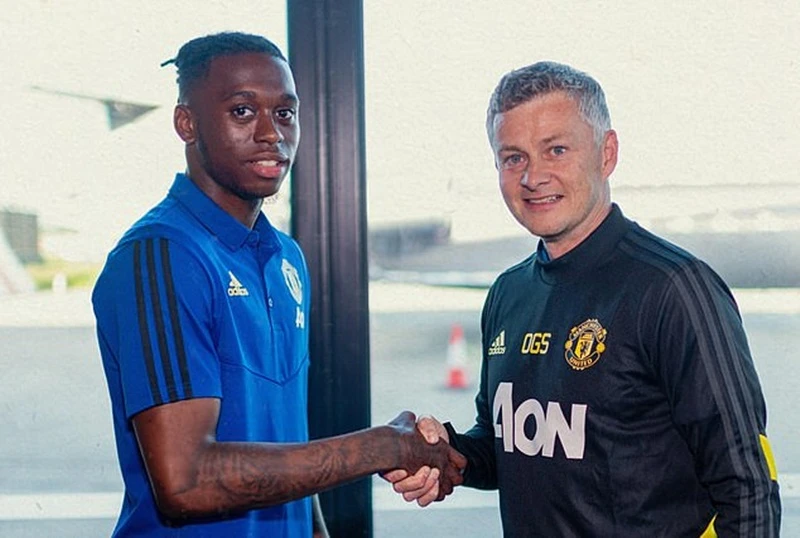 Aaron Wan-Bissaka (trái) thừa nhận rất hào hứng với kế hoạch của HLV Ole Gunnar Solskjaer. Ảnh: Daili Mail