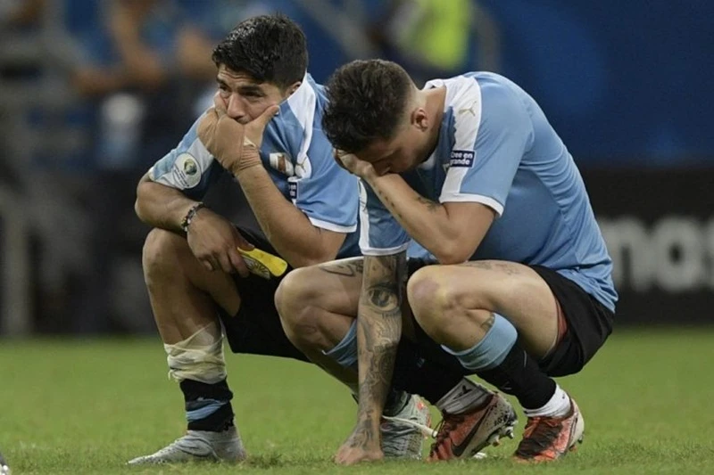 Luis Suarez (trái) thất vọng sau khi khiến Uruguay bị loại. Ảnh: Getty Images