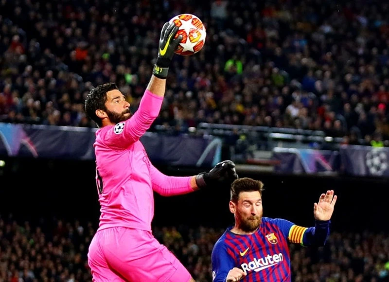 Alisson luôn chơi tyệt vời khi đối đầu Lionel Messi ở CLB. Ảnh: Getty Images 