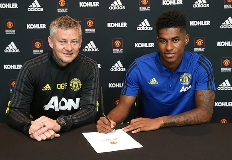 HLV Ole Gunnar Solskjaer và Marcus Rashford vui mừng ký hợp đồng mới. Ảnh: Getty Images