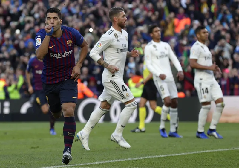 Luis Suarez và Barcelona đè bẹp Real ở vòng 10 mùa giải năm ngoái. Ảnh: Getty Images 