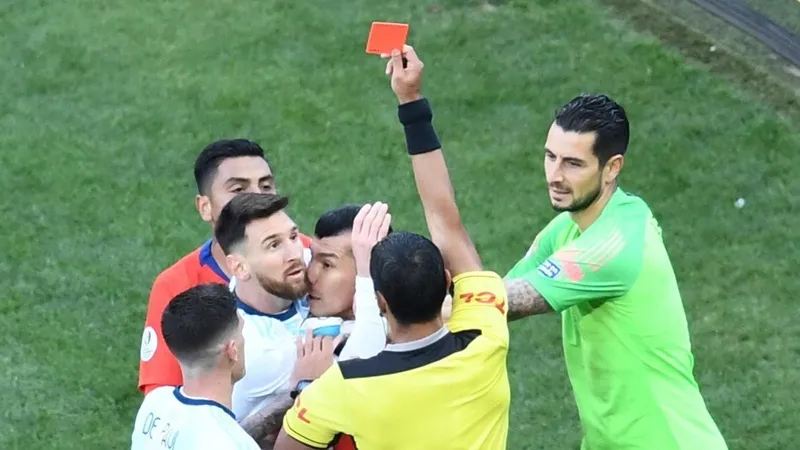 Tố trọng tài bị mua chuộc, Messi không màng hậu quả ảnh 1