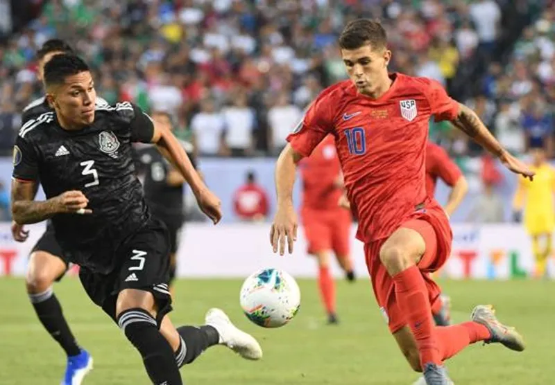 Christian Pulisic (phải) không nghỉ ngơi dù vừa cùng tuyển Mỹ đá chung kết Cúp vàng. Ảnh: Getty Images