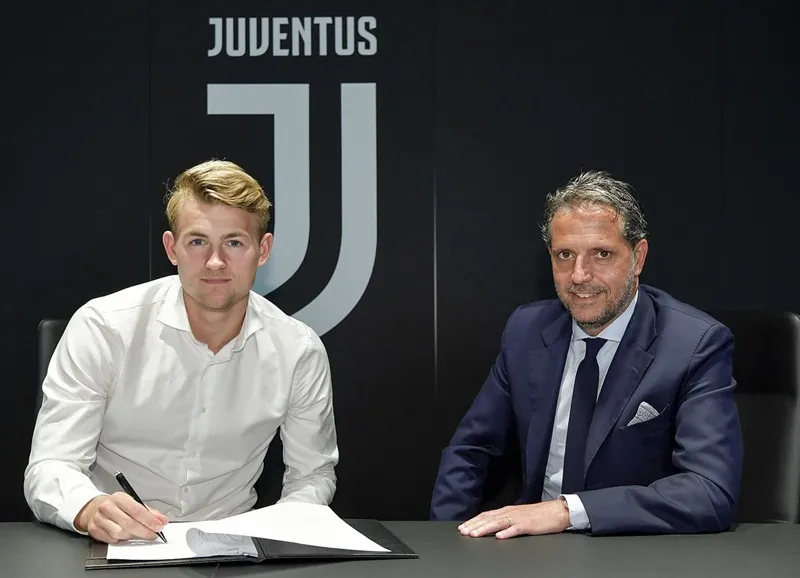 Matthijs de Ligt trong buổi ký kết với Juve.