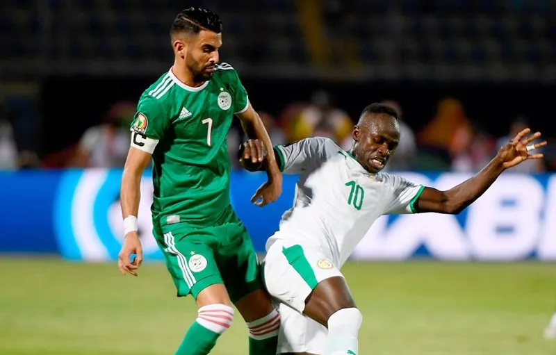 Riyad Mahrez (trái) tiếp tục thắng Sadio Mane ở cấp độ đội tuyển. Ảnh: Getty Images