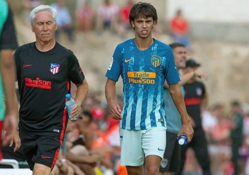 Joao Felix khập khiễng rời sân chỉ sau 26 phút ra mắt. Ảnh: Getty Images