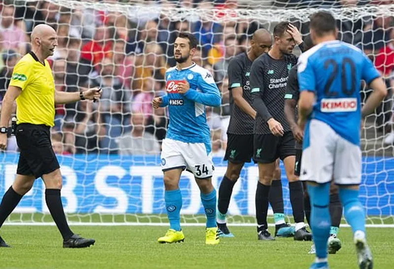 Hình ảnh từ trận thua Napoli cho thấy cầu thủ Liverpool thật sự đang bị áp lực. Ảnh: Getty Images