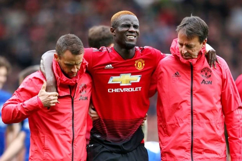 Eric Bailly nghỉ đến hết năm là cú sốc đầu tiên của Quỷ đỏ ở mùa này. Ảnh: Getty Images