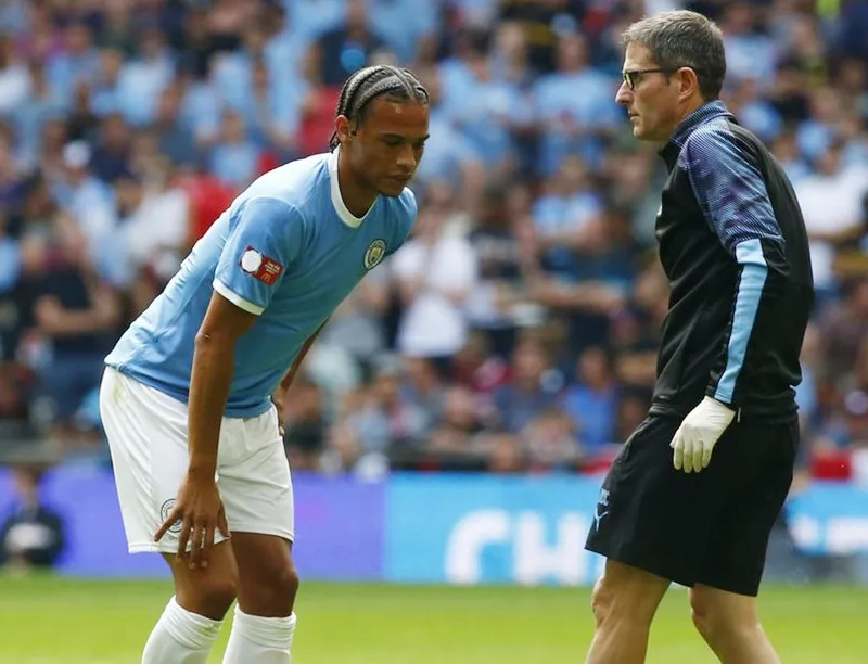 Leroy Sane (trái) nghỉ 7 tháng là mất mát lớn đối với Man.City. Ảnh: Getty Images 