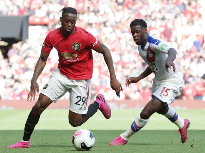 Aaron Wan-Bissaka (trái) chấn thương đe dọa làm giảm hơn sự an toàn và cả uy lực tấn công bên cánh phải. Ảnh: Getty Images 