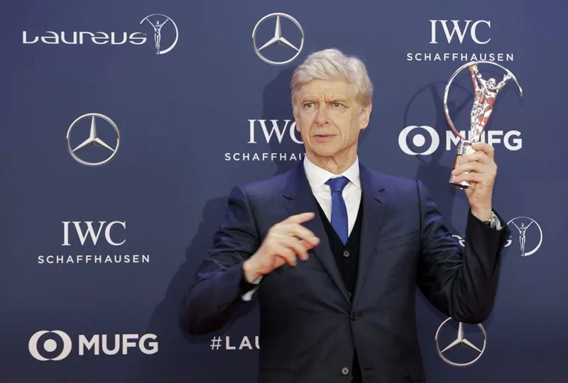 Arsene Wenger trong một lần được vinh danh về sự nghiệp to lớn của mình. Ảnh: Getty Images