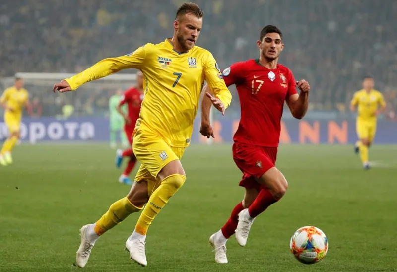 Ukraine (trái) đã xuất sắc giành quyền góp mặt ở VCK EURO lần thứ 3 liên tiếp. Ảnh: Getty Images
