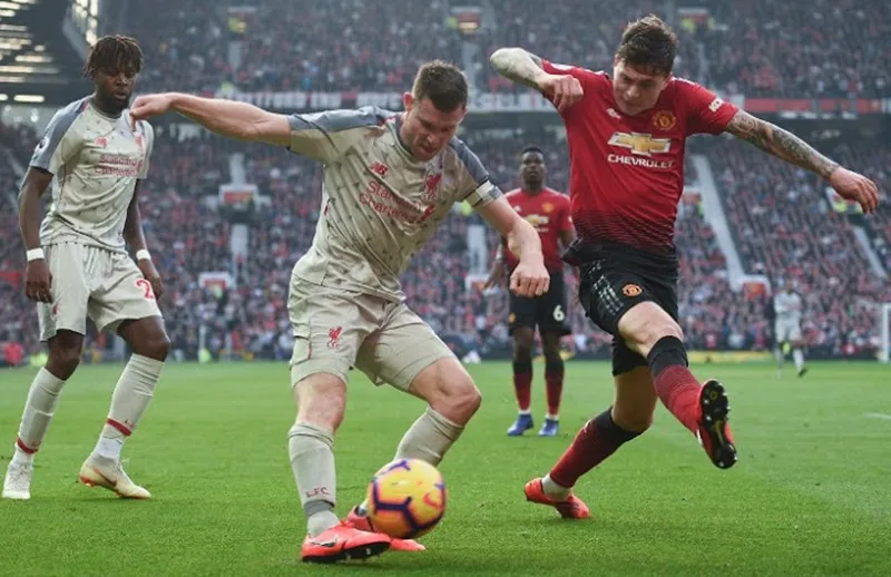 Liverpool (trái) được đánh giá quá cao