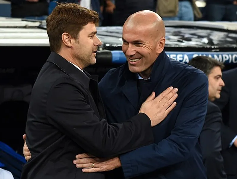 Zinedine Zidane (phải) và Mauricio Pochettino đều đang trong thời điểm khó khăn. Ảnh: Getty Images 