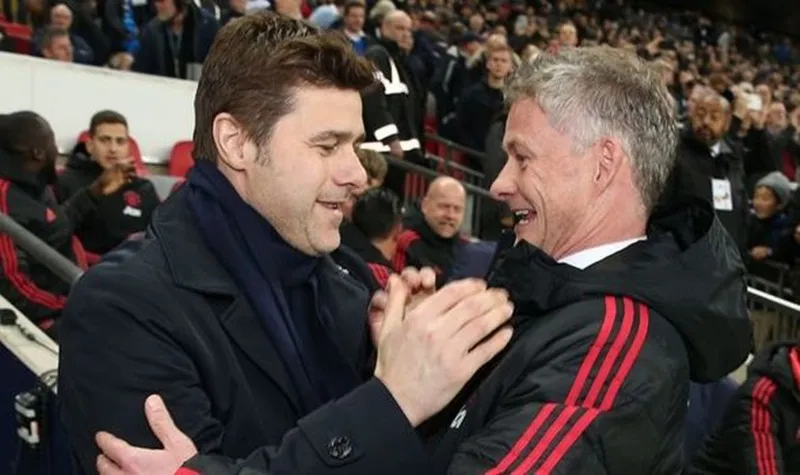 HLV Mauricio Pochettino (trái) có những tiết lộ khiến vị trí của Ole Gunnar Solskjaer lung lay hơn. Ảnh: Getty Images