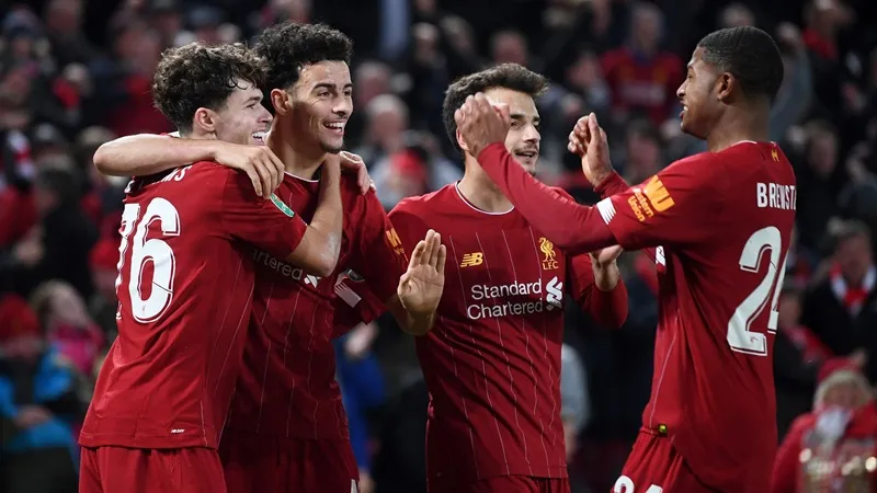 HLV Jurgen Klopp không chỉ mang hết những ngôi sao mà còn cả những cầu thủ trẻ tốt nhất đến Qatar. Ảnh: Getty Images