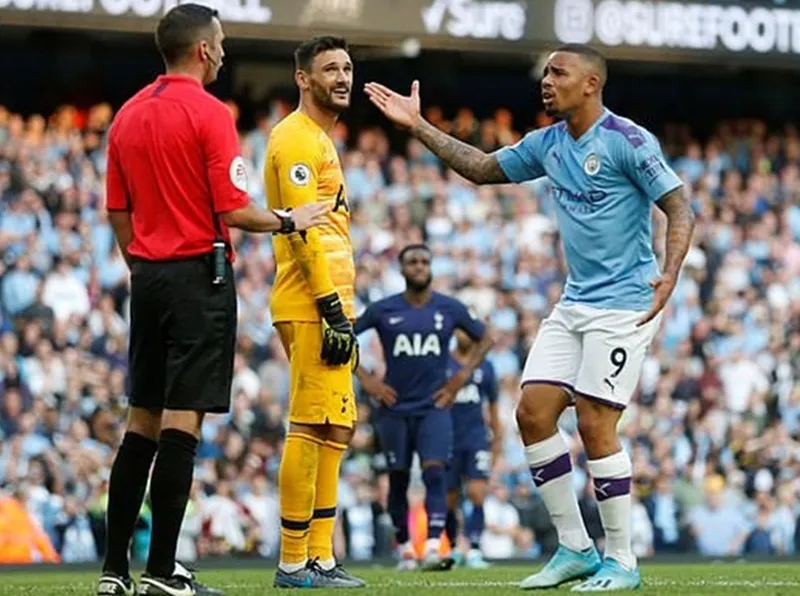 Hugo Lloris tỏ ra bất ngờ giữa lúc Gabriel Jesus phàn nàn với trọng tài. Ảnh: Getty Images