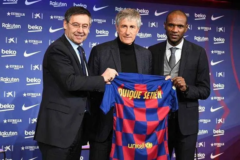 HLV Quique Setien rạng rỡ trong ngày ra mắt… Ảnh: Getty Images 