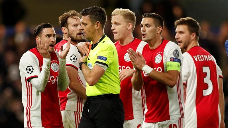 UEFA thừa nhận trọng tài sai, Ajax đòi bồi thường 10 triệu bảng ảnh 1 UEFA thừa nhận trọng tài sai, Ajax đòi bồi thường 10 triệu bảng ảnh 1