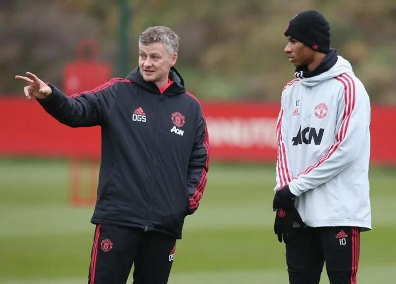 HLV Ole Gunnar Solskjaer và học trò vẫn chưa thể biết ngày trở lại sân tập Carrington. Ảnh: Getty Images 