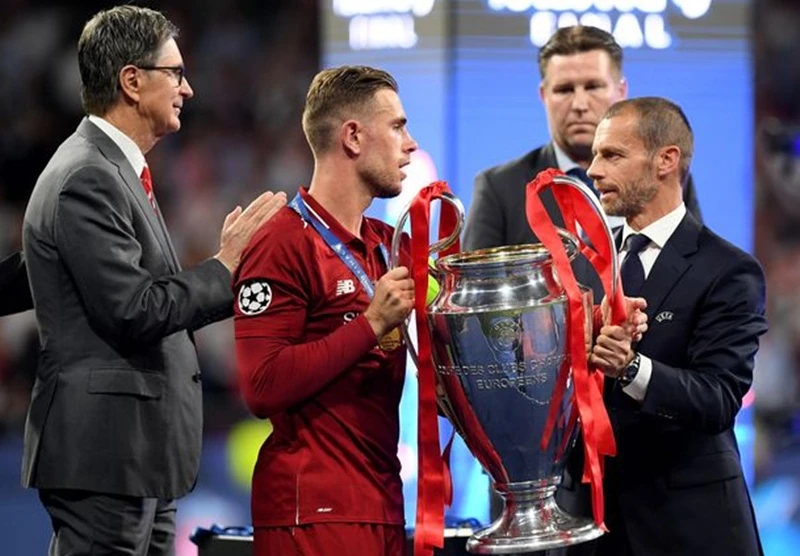 Chủ tịch UEFA, Aleksander Ceferin trao danh hiệu Champions League cho Liverpool. Ảnh: Getty Images 