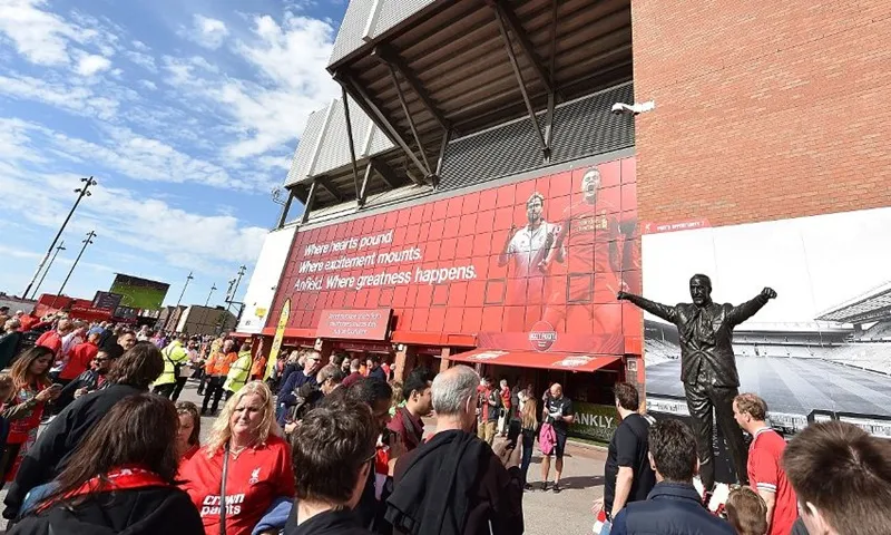 Người hâm mộ rất khó kiểm soát bản thân trước thời điểm đăng quang của Liverpool. Ảnh: Getty Images
