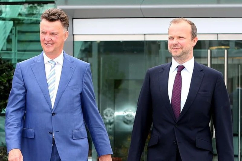 Louis van Gaal không ngừng hướng chỉ trích vào Ed Woodward (phải). Ảnh: Getty Images