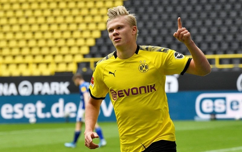 Erling Braut Haaland tiếp tục tỏa sáng giúp Borussia Dortmund đè bẹp Schalke. Ảnh: Getty Images