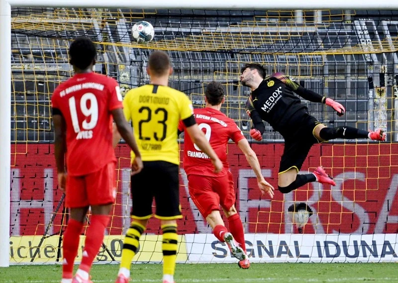 Thủ thành Roman Buerki bất lực nhìn bóng vào lưới, Dortmund cũng buông bỏ cuộc đua trước Bayern. Ảnh: Getty Images