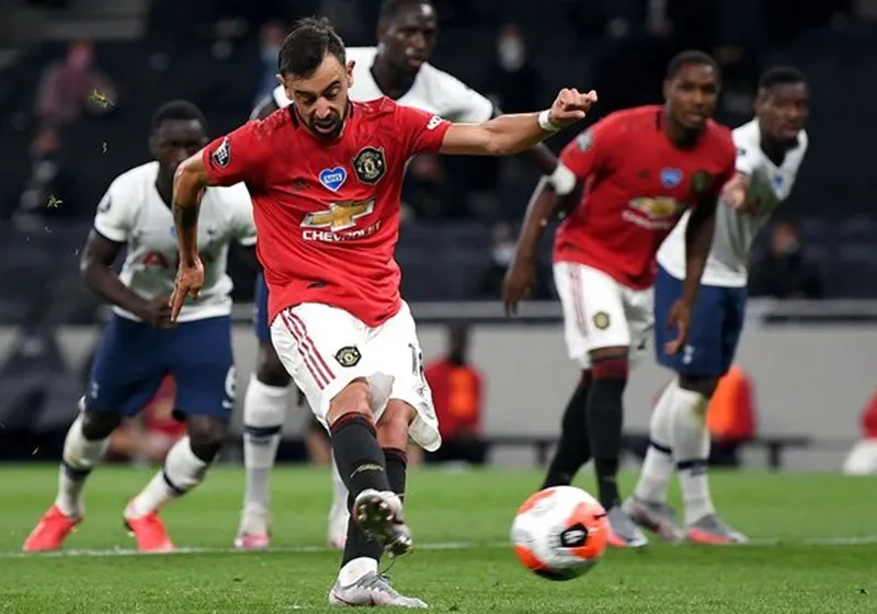 Bruno Fernandes sút phạt đền gỡ hòa 1-1 cho Man.United. Ảnh: Getty Images