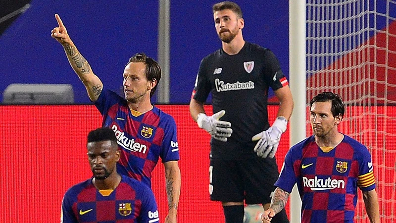 Ivan Rakitic mừng bàn thắng giải nguy cho Barca. Ảnh: Getty Images