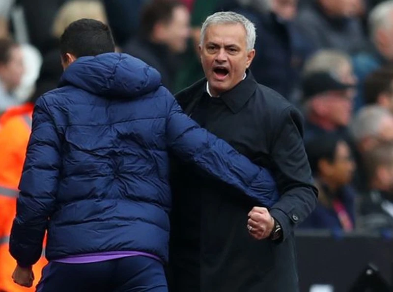 HLV Jose Mourinho phấn khích sau chiến thắng hệ trọng. Ảnh: Getty Images