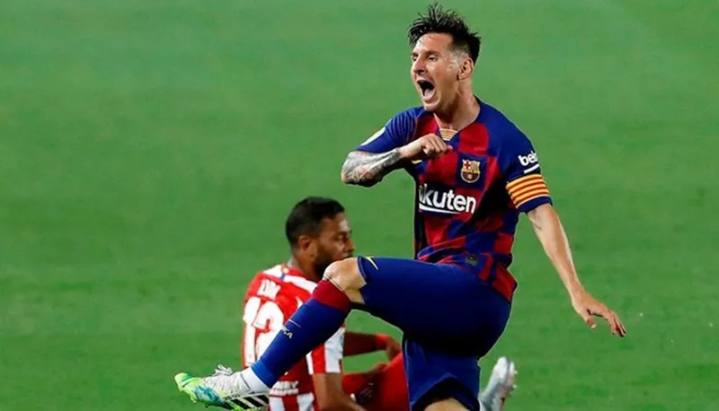 Một hành động mất kiểm soát của Lionel Messi trong trận đấu. Ảnh: Getty Images