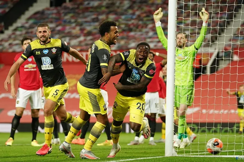 Cú trượt chân của Quỷ đỏ ảnh 1