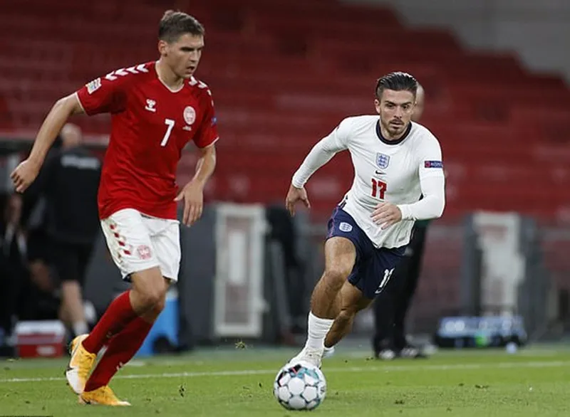 Tuyển Anh (phải) đánh mất hình ảnh vì nhiều rắc rối của tiêng mình. 