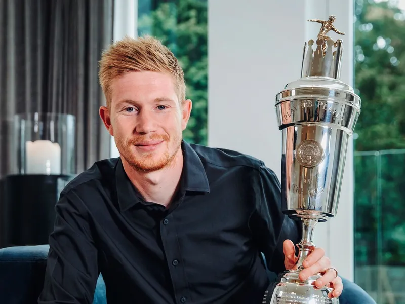 Kevin De Bruyne là cầu thủ đầu tiên của Man.City thắng giải thưởng cá nhân danh giá nhất mùa.