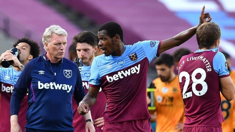 HLV David Moyes và 2 trụ cột phải về nhà ngay trước trận, nhưng West Ham vẫn thắng lớn.